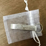 50pcs Personalised Engraved Bottle Opener Keychains Keyrings Personalized Wedding Gift Wedding Favor With White Organza bag