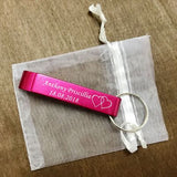 50pcs Personalised Engraved Bottle Opener Keychains Keyrings Personalized Wedding Gift Wedding Favor With White Organza bag